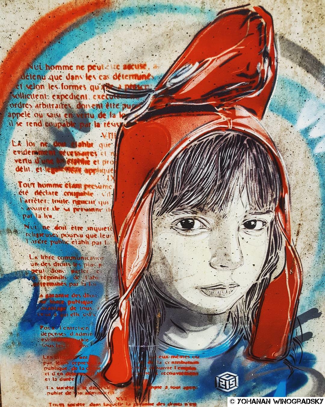 streetart paris par c215 qui représente sa fille nina coiffée du bonnet phrygien pour la collection femmes fortes de causette