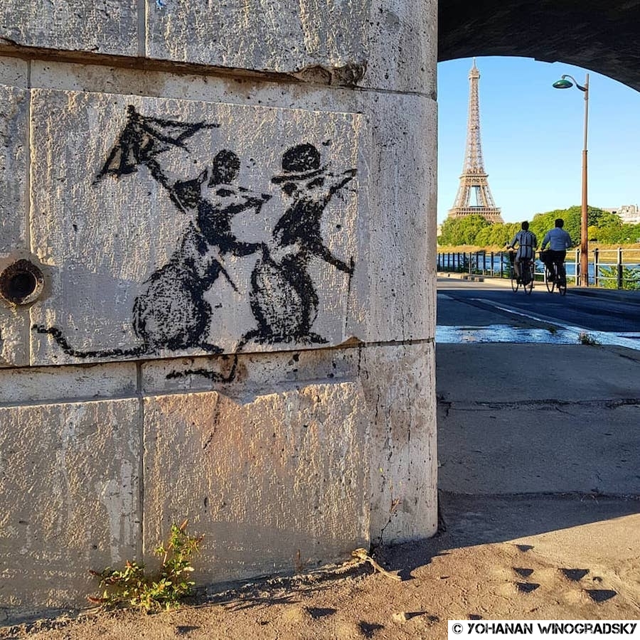 street art par banksy à paris près de la tour eiffel