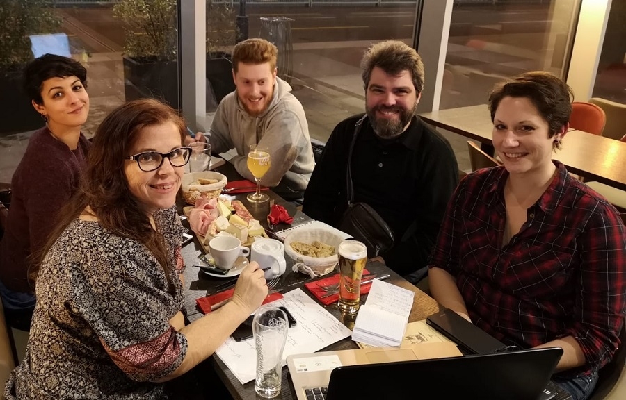 L'équipe d'Art' Murs au boulot dans une ambiance qui ne peut que nous donner envie de les retrouver les 22-24 février ! - De haut en bas, à gauche : Nabila, Sophie et à droite : Rémy, Ludovic, Sabine - DR