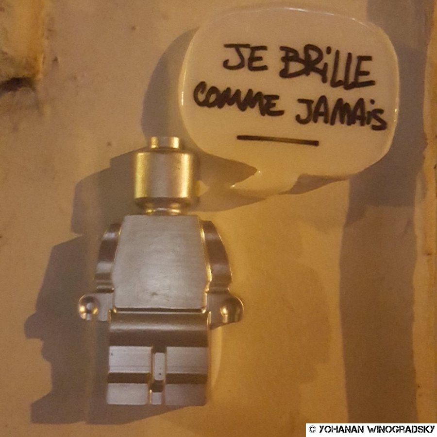 streetart paris balade avec lego to the party
